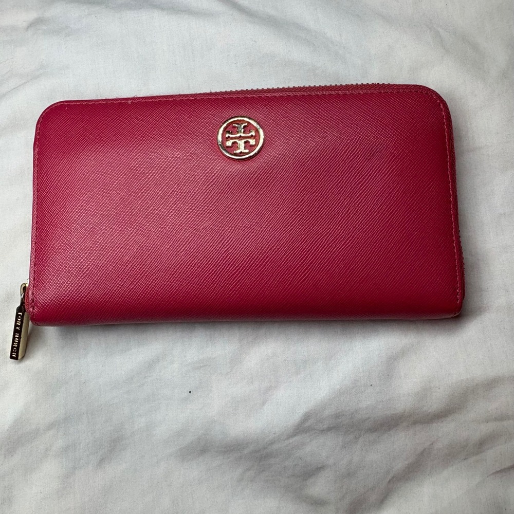 Tory Burch Robinson Pink Saffiano Leather Zip Around Continental Wallet Logo